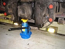 Hydraulic jack 1 - Place hydraulic jack under one side of train wheelset