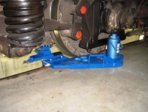 Hydraulic jack 2 - Place hydraulic jack under another side of train wheelset